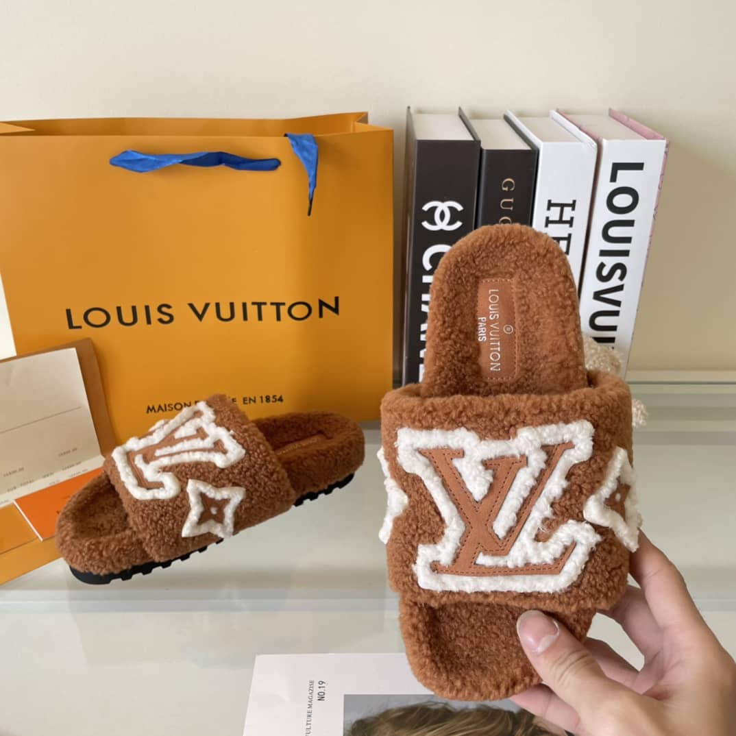 Arctic Luxe Plush Slides – Classic Patch