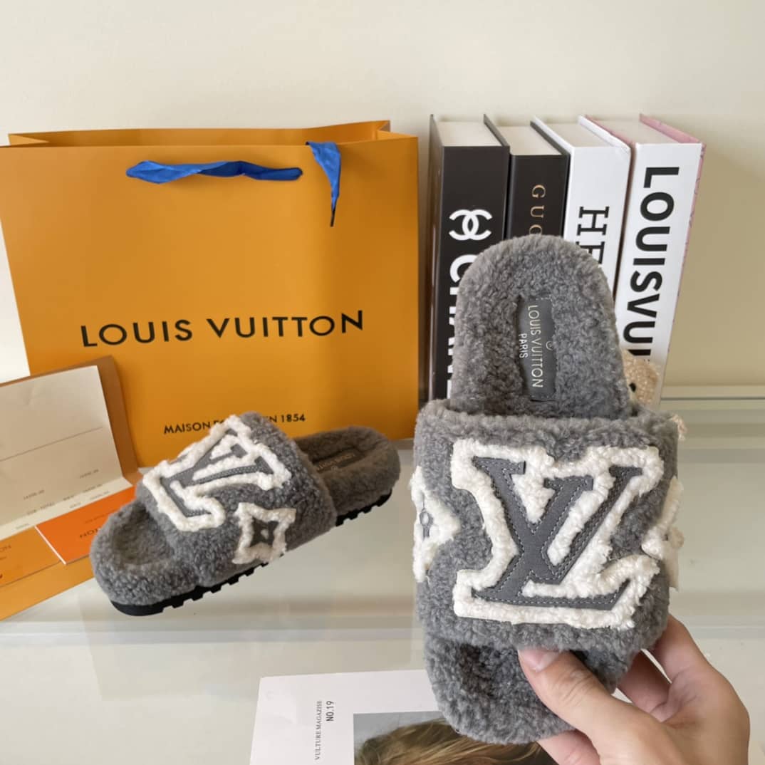 Arctic Luxe Plush Slides – Classic Patch