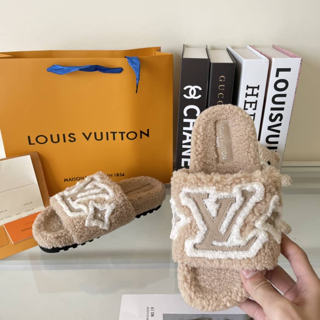 Arctic Luxe Plush Slides – Classic Patch